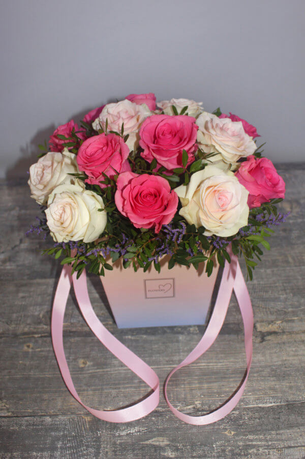 Коробочка с розовыми и белыми розами