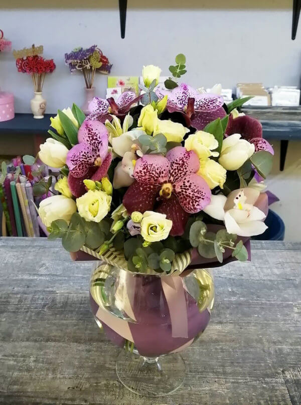 Букет с орхидеями, розами, тюльпанами и эвкалиптом в крафтовой упаковке