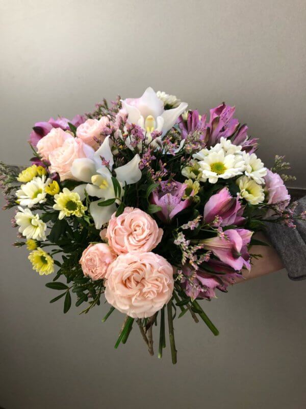 Букет из пионовидных роз, альстромерий, хризантем, кустовых хризантем и декоративной зелени