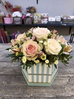 Шестигранная коробка с белыми розами, альстромериями и кустовыми хризантемами