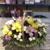 Корзина с орхидеей, кустовой хризантемой и декоративной зеленью