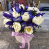 Шляпная коробка с белыми тюльпанами и синими ирисами