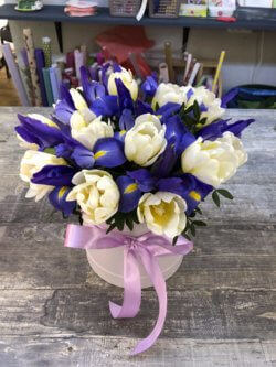 Шляпная коробка с белыми тюльпанами и синими ирисами