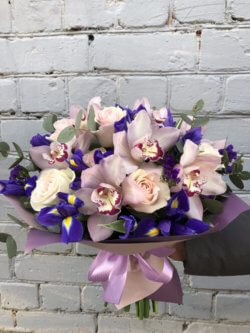 Букет с орхидеями,розами и ирисами