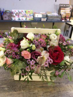 Композиция ящик цветов: с розами, хризантемами, альстромерями и декоративной зеленью