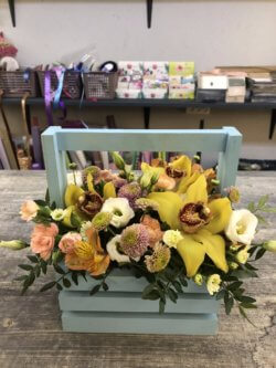 Ящик с цветами: желтые орхидеи, хризантемой кустовой, альстромерией и декоративной зеленью