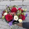 Букет в упаковке с малиновой розой, кустовыми хризантемами, ранункулюсами и декоративной зеленью