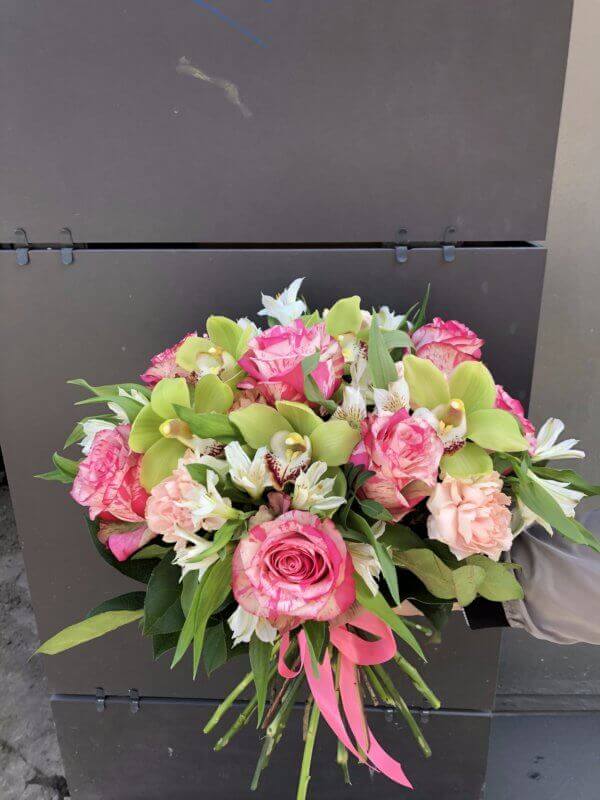 Букет из розово-белой пятнистой розы, орхидеи, альстромерий и декоративной зелени