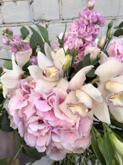 Букет из розовых гортензий, матиолы, белой орхидеи, альстромерий, эустомы, эвкалипта и декоративной зелени