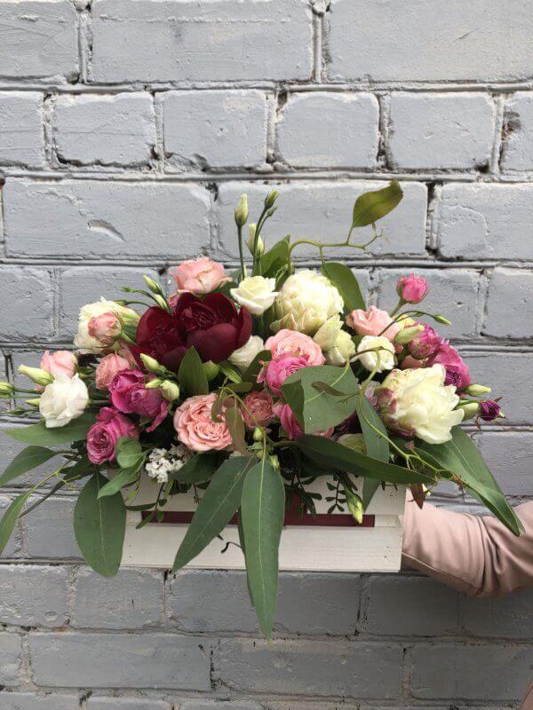 Ящик цветов с красным пионом, пионовидным тюльпаном, кустовой розой, эустомой и декоративной зеленью