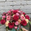 Шляпная коробка с розами, диантусом, кустовыми розами, хамелациумом и зеленью