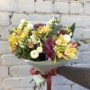 Букет с орхидеями, хризантемами, эустомой и декоративной зеленью в упаковке из фетра