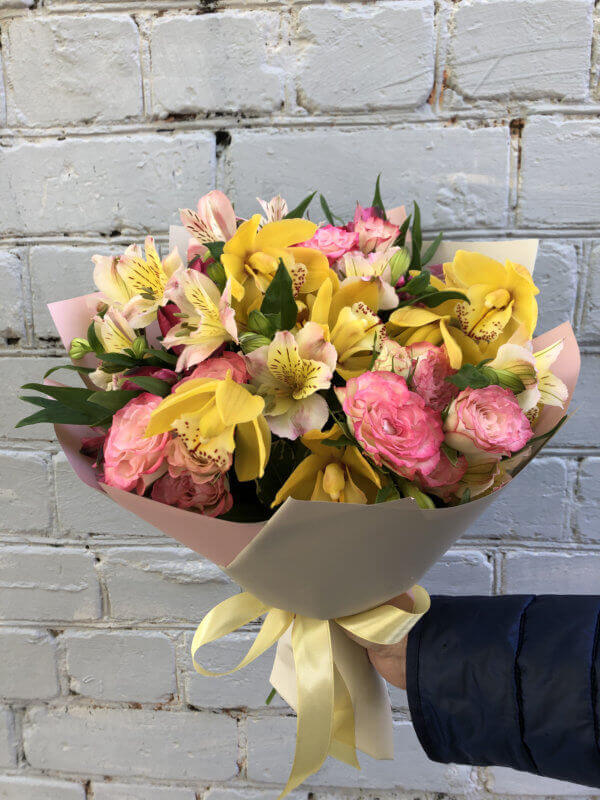 Букет с орхидеями, кустовой розой, альстромерией и декоративной зеленью в крафтовой упаковке