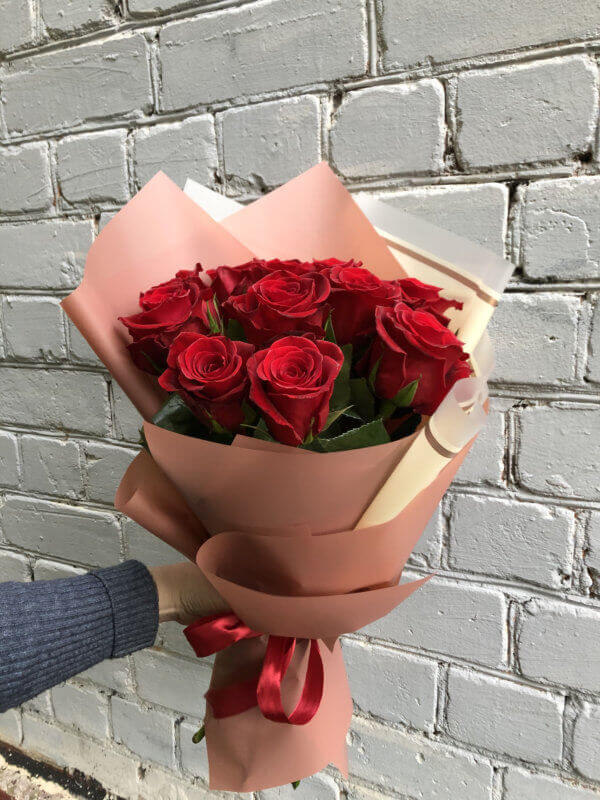 Букет из 9 красных роз в комбинированной крафтовой упаковке