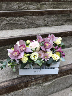 Ящик с орхидеями, розами, эустомами, альстромериями и декоративной зеленью