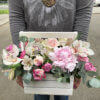 Ящик с пионом, розами, орхидеей, альстромериями и декоративной зеленью