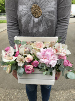 Ящик с пионом, розами, орхидеей, альстромериями и декоративной зеленью