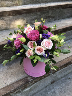 Коробка с розами одноголовыми и кустовыми, эустомой и декоративной зеленью