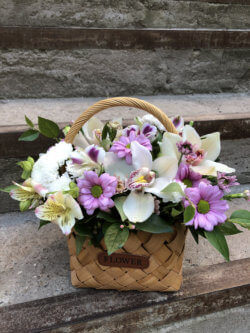 Корзина с орхидеями, кустовыми хризантемами, альстромериями и декоративной зеленью