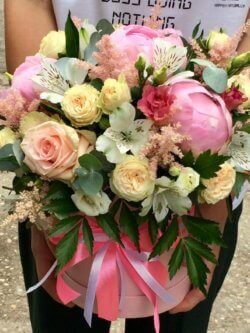 Шляпная коробка с пионами, розами, альстромерией, эустомой и декоративной зеленью