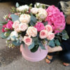 Шляпная коробка с гортензией, пионовидными розами, хамелациумом и декоративной зеленью