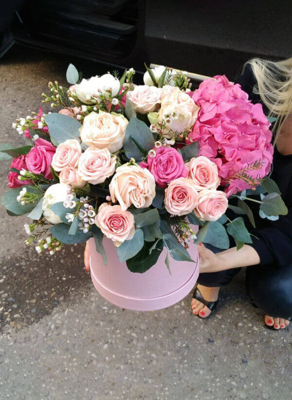 Шляпная коробка с гортензией, пионовидными розами, хамелациумом и декоративной зеленью
