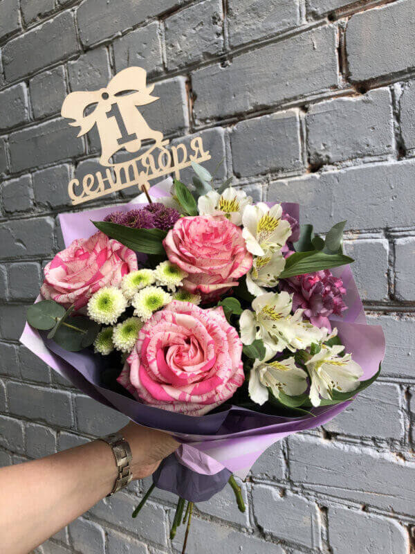 Букет с розами, альстромерией, гвоздикой, хризантемой и декоративной зеленью в упаковке с топером