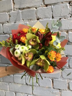 Букет с орхидеями, розами, хризантемой, альстромерией и декоративной зелени в упаковке из крафта