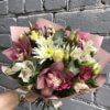 Букет с орхидеями, эустомой, хризантемой, альстромерией и декоративной зеленью в крафтовой упаковке