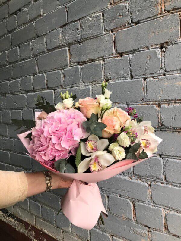 Букет с гортензией, орхидеями, розой, эустомой и эвкалиптом в упаковке