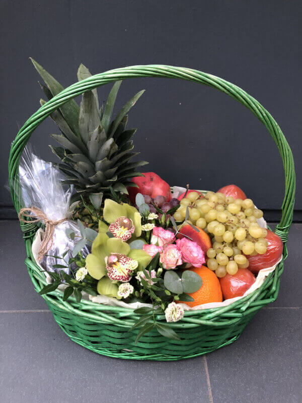 Корзина с фруктами, орхидеями, розами и декоративной зеленью