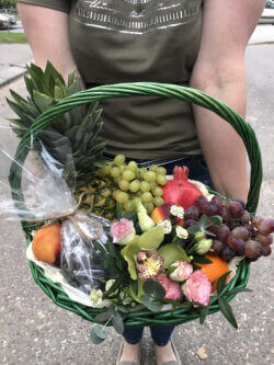 Корзина с фруктами, ананасом, орхидеями, кустовыми розами и декоративной зеленью