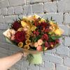 Букет с орхидеями, розами, гипперикумом, альстромерией и хризантемой в упаковке