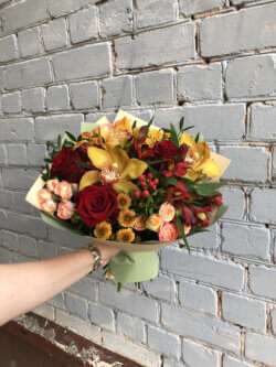 Букет с орхидеями, розами, гипперикумом, альстромерией и хризантемой в упаковке