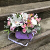 Композиция-сумочка с розами, орхидеями и альстромерией