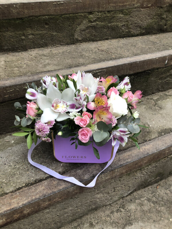 Композиция-сумочка с розами, орхидеями и альстромерией