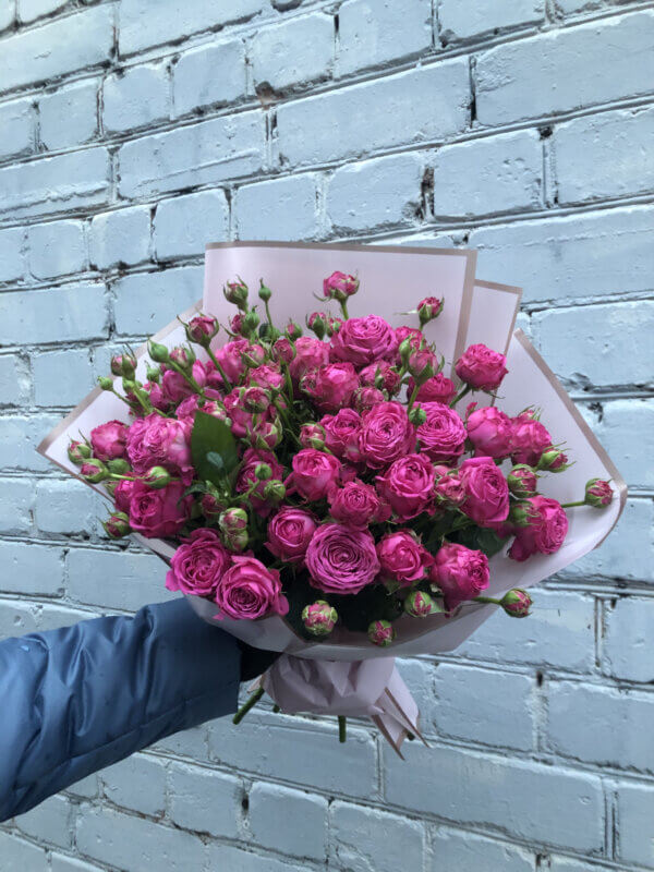 Букет из 11 Premium кустовых роз в упаковке (розовые)