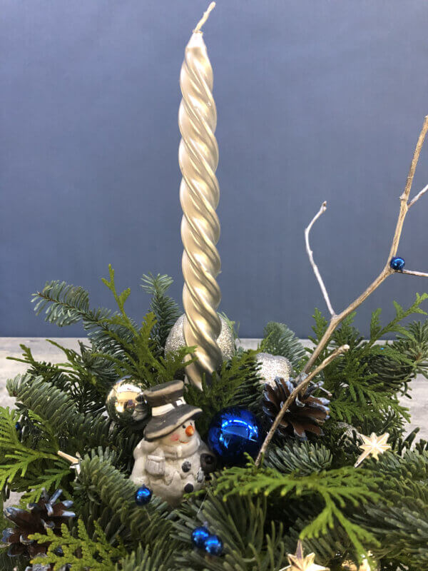 Новогодняя свеча с нобилисом, снеговиком, шишками и декором