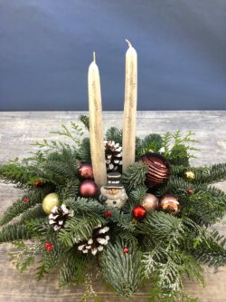 Новогодняя композиция с двумя свечами, нобилисом, фигуркой и декором
