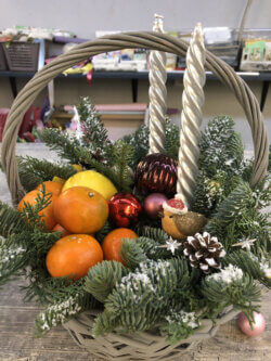 Новогодняя корзинка с нобилисом, свечами, декором и фруктами (мандарины, лимоны)