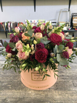 Шляпная коробка с розами, эустомой, антуриумом, гвоздикой и декоративной зеленью
