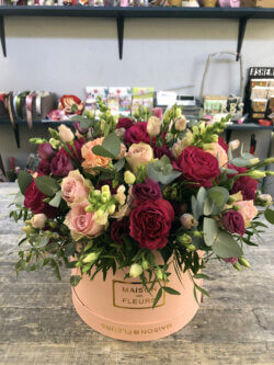 Шляпная коробка с розами, эустомой, антуриумом, гвоздикой и декоративной зеленью