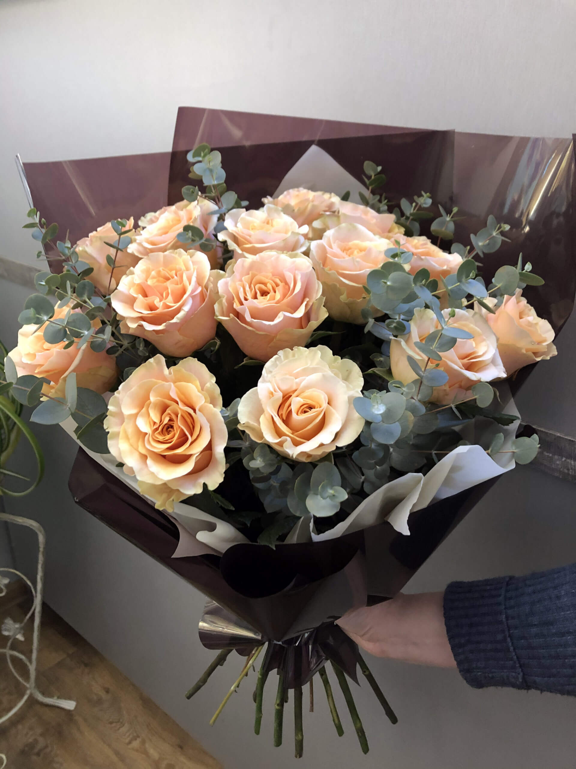 Букет из 15 кремовых пионовидных роз с эвкалиптом в двойной упаковке купить  в Твери по цене 4550 рублей | Камелия