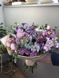 Букет с розой, орхидеей, матиолой, хризантемой и декоративной зеленью в упаковке