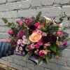 Букет с розовыми розами, хризантемой, альстромерией и декоративной зеленью в упаковке