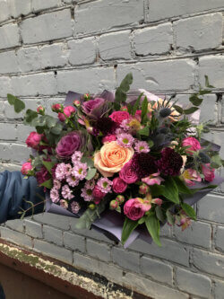Букет с розовыми розами, хризантемой, альстромерией и декоративной зеленью в упаковке