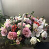 Корзина с пионовидными розами, орхидеями, альстромерией, эустомой и зеленью