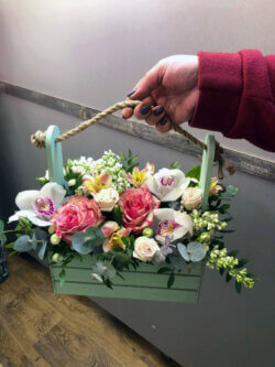 Декоративный ящик с розами, орхидеями, сиренью и эвкалиптом