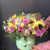 Шляпная коробка с орхидеями, сиренью, альстромерией и хризантемой с зеленью