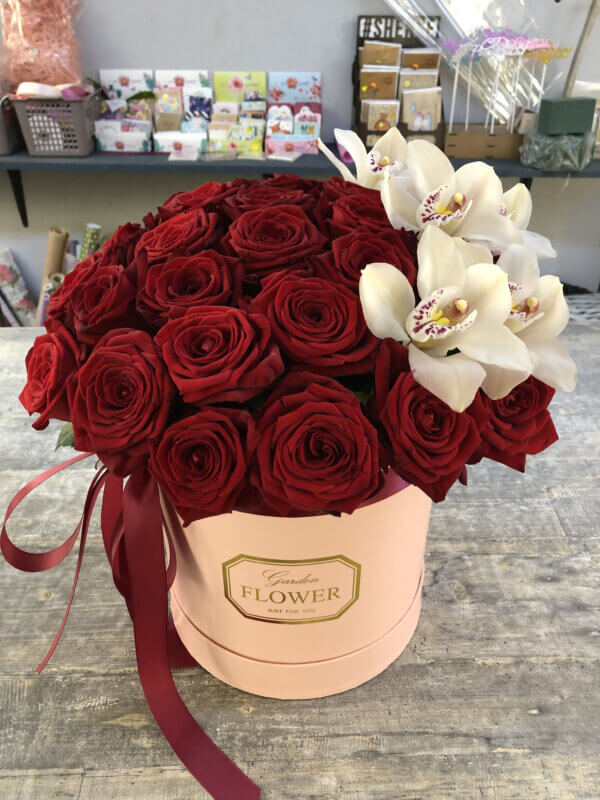 Шляпная коробка с 25 красными розами и 5 белыми орхидеями